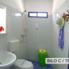 Bagno semplice con doccia, lavabo e decorazioni floreali.