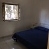 Una camera con letto matrimoniale e finestra aperta.