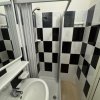 Bagno con cabina doccia e piastrelle a scacchi.