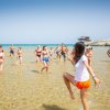 Lezione di acquagym con istruttrice e partecipanti in mare.