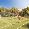Partita di pallavolo su campo all'aperto.