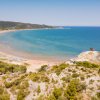 Spiaggia e mare con paesaggio costiero.