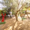 Area giochi all'aperto tra gli alberi.