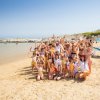 Un gruppo di persone festeggia sulla spiaggia.