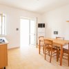 Una cucina semplice con tavolo e sedie.