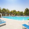 Una piscina all'aperto con lettini blu.