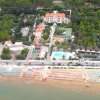 Vista aerea di un complesso residenziale vicino alla spiaggia.