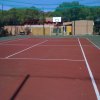Campo sportivo con canestro e porta da calcio.